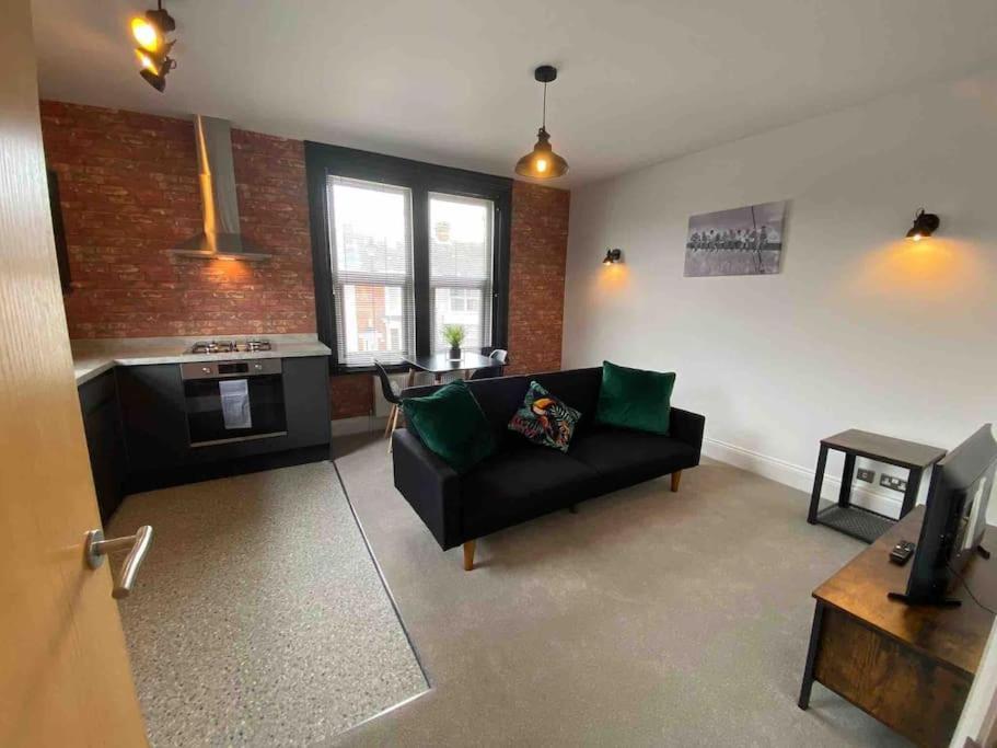 דירות אמסוורת' 1 Bed Flat With Parking Near Town Centre מראה חיצוני תמונה